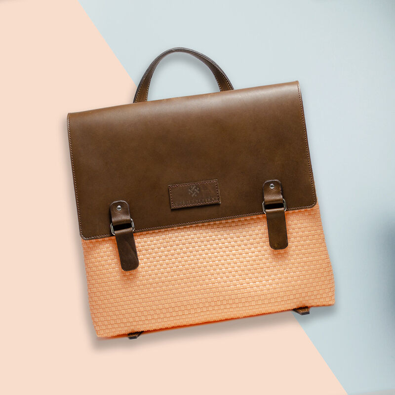 Bolsa Lupita Tejida Con Tapa De Piel Caf&eacute; Color... image number null