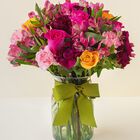 Rosas rosas y claveles en jarr&oacute;n